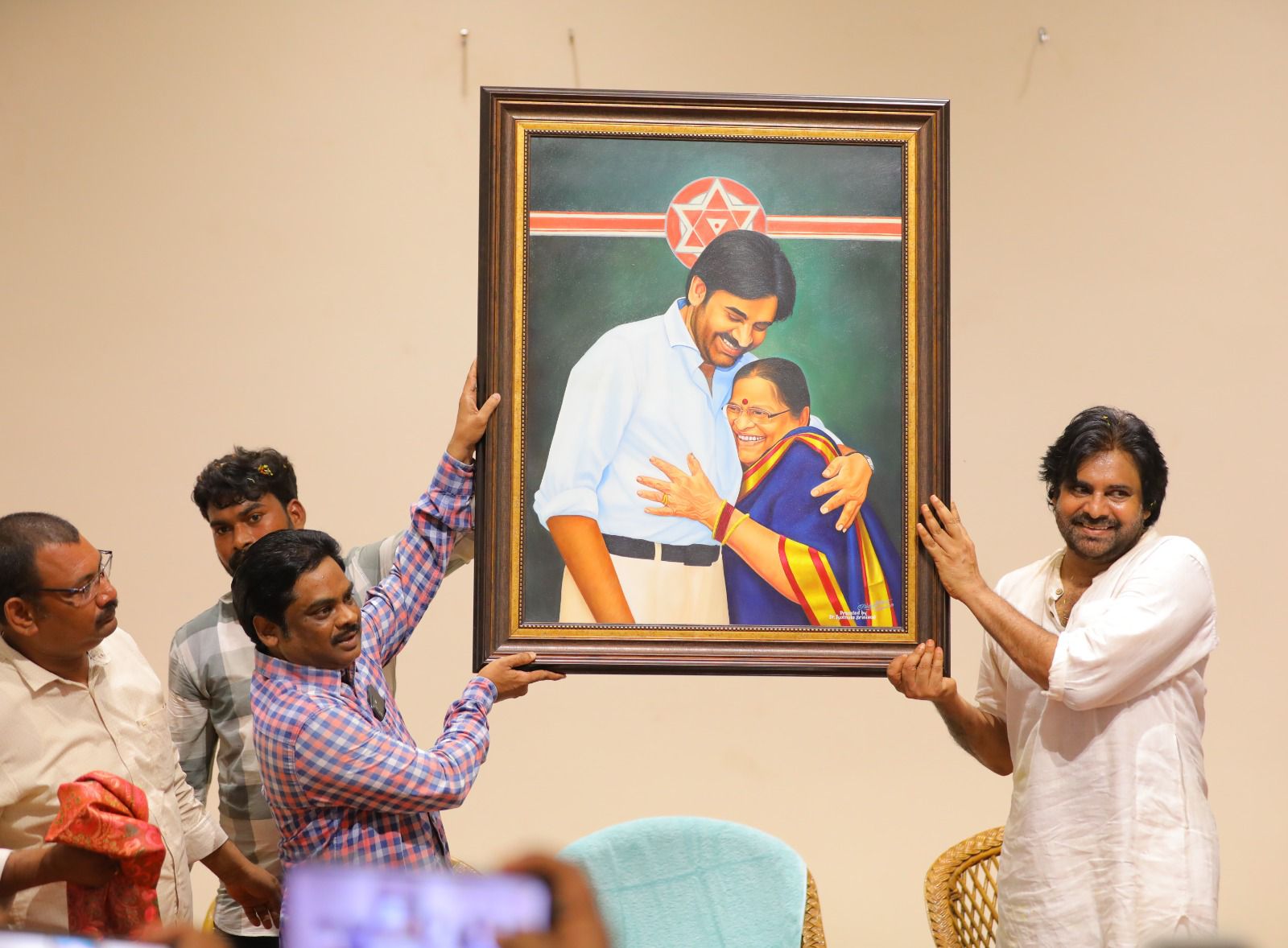 Janasena Chief Pawan Kalyan: పిఠాపురంలో పవన్ కళ్యాణ్‌కి అడుగడుగునా బ్రహ్మరథం పట్టిన ప్రజలు