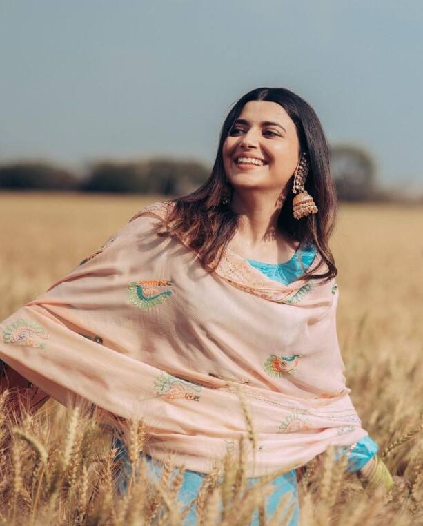 ਇਸ ਤੋਂ ਇਲਾਵਾ ਨਿਮਰਤ ਨੇ ਸੋਸ਼ਲ ਮੀਡੀਆ ਹੈਂਡਲ ਇੰਸਟਾਗ੍ਰਾਮ ਦੀ ਸਟੋਰੀ ਵਿੱਚ ਵੀ ਕੁਝ ਤਸਵੀਰਾਂ ਸ਼ੇਅਰ ਕੀਤੀਆਂ ਹਨ। ਇਨ੍ਹਾਂ ਵਿੱਚ ਉਨ੍ਹਾਂ ਦਿਲਜੀਤ ਦੋਸਾਂਝ ਦਾ ਗੀਤ ਦਿਲ ਨੂੰ ਤੇਰੇ ਨਾ ਕਿੰਨਾ ਪਿਆਰ ਹੈ, ਸਾਨੂੰ ਤੇ ਕਹਿਣਾ ਵੀ ਨਈ ਆਉਂਦਾ।