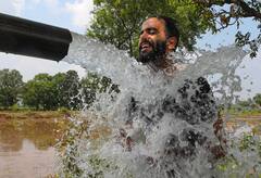 IMD Weather Update: कोई पिला रहा ठंडा पानी तो कहीं छोड़ी जा रहीं फुआरें, अप्रैल की शुरूआत से ही गर्मी का कहर, आगे क्या होगा