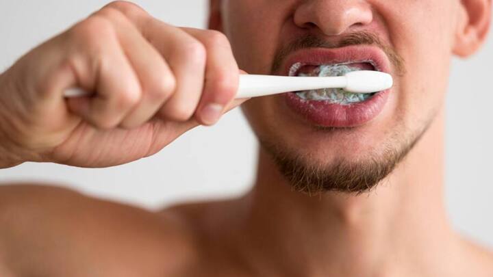 डेंटिस्ट के मुताबिक हर रोज 2 मिनट तक ब्रश करना अच्छा होता है. साथ ही यह बताया कि ब्रश करने के लिए सॉफ्ट ब्रश का इस्तेमाल करना चाहिए.