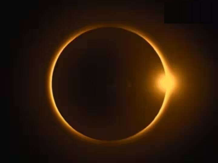 સૂર્યગ્રહણ 8 એપ્રિલના રોજ રાત્રે 9.12 કલાકે થશે અને 1.25 કલાક સુધી ચાલશે. સૂર્યગ્રહણનો કુલ સમયગાળો 4.25 મિનિટનો રહેશે. વર્ષનું પ્રથમ સૂર્યગ્રહણ મીન રાશિમાં થશે.