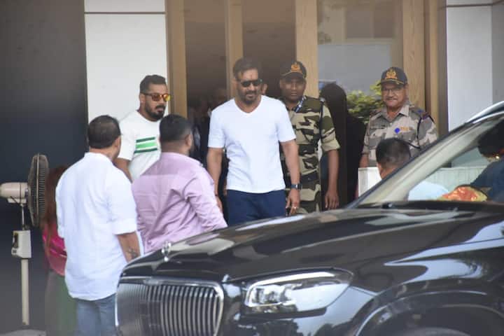 . There were many fans waiting outside Ajay's house. Handmade portraits of Ajay's movie characters were also hanging on a stand.