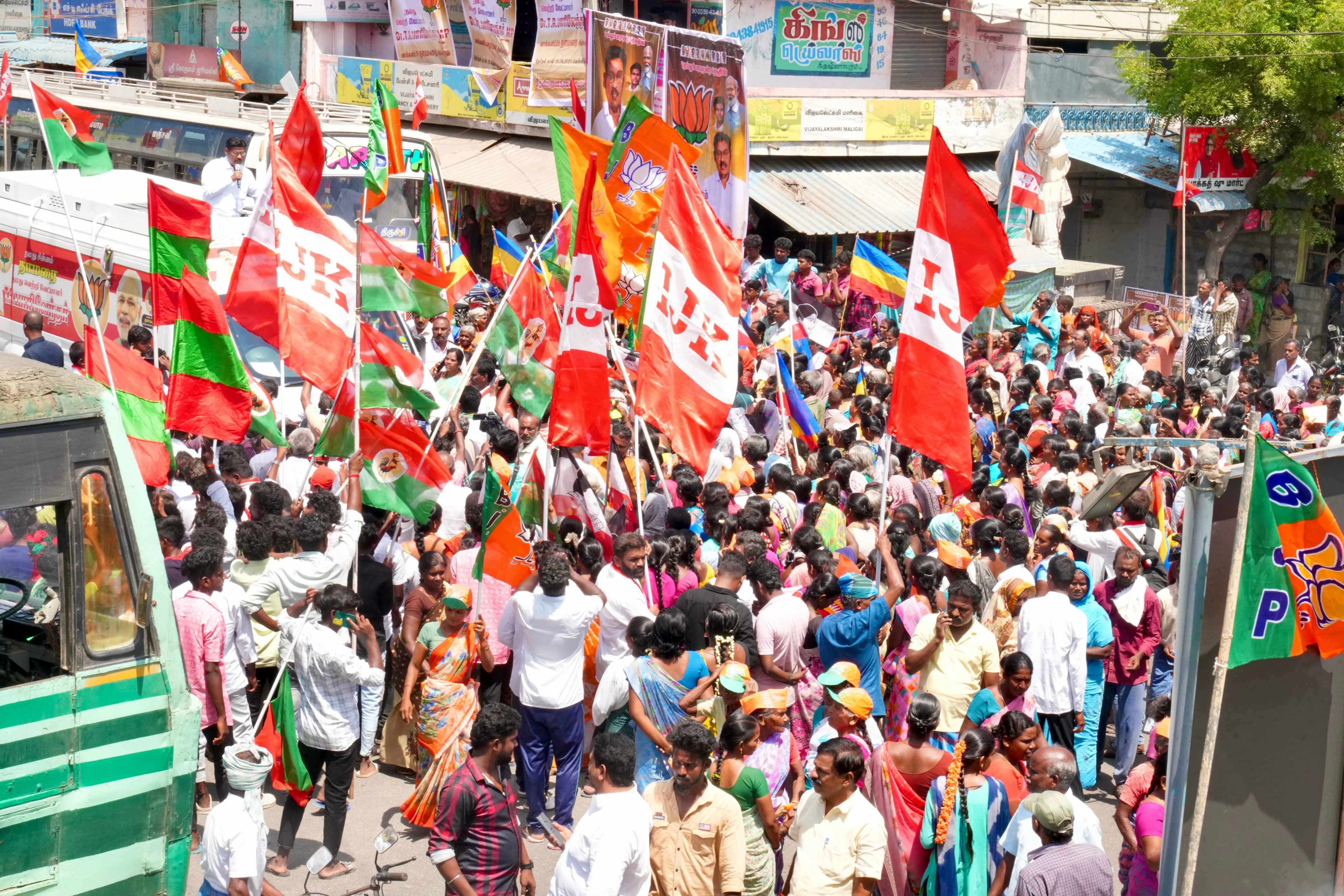 தாமரைக்கு தரும் வாக்கு! தமிழ்நாடு பெறும் தனி செல்வாக்கு! - டாக்டர் பாரிவேந்தர் வாக்கு சேகரிப்பு!