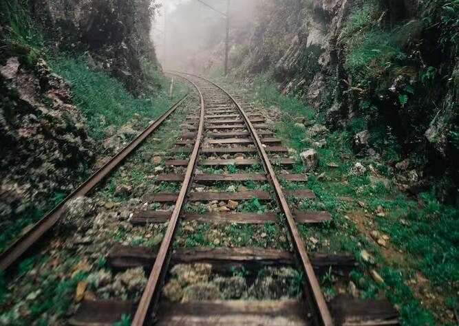 વાસ્તવમાં રેલ્વે લાઇન પર નાખવામાં આવેલા આ પથ્થરોને ટ્રેક બેલેસ્ટ કહેવામાં આવે છે. જે ખૂબ જ મહત્વપૂર્ણ છે.