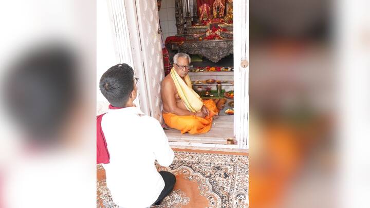 এই মন্দিরে মদনমোহনের পাশে রাধা নেই। বরং পাশে দেখা যায় মা কাত্যায়নী, মা জয়তারা এবং মা অন্নপূর্ণার মূর্তিকে। ছবি: তৃণমূলের সোশ্যাল মিডিয়া অ্যাকাউন্ট থেকে সংগৃহীত।