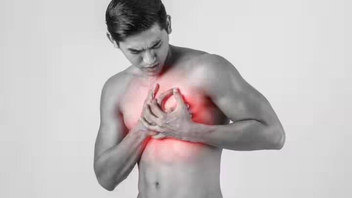 હાર્ટ એટેક માટે ખરાબ જીવનશૈલી, દારૂ પીવો અને ધૂમ્રપાન જવાબદાર હોઈ શકે છે. ડોક્ટર્સનું કહેવું છે કે દાંત અને પેઢામાં ગંદકી જમા થવાથી હૃદયની નસોમાં ગંદકી જમા થવા લાગે છે. જેના કારણે નસ બ્લોક થવાનું જોખમ વધી જાય છે.