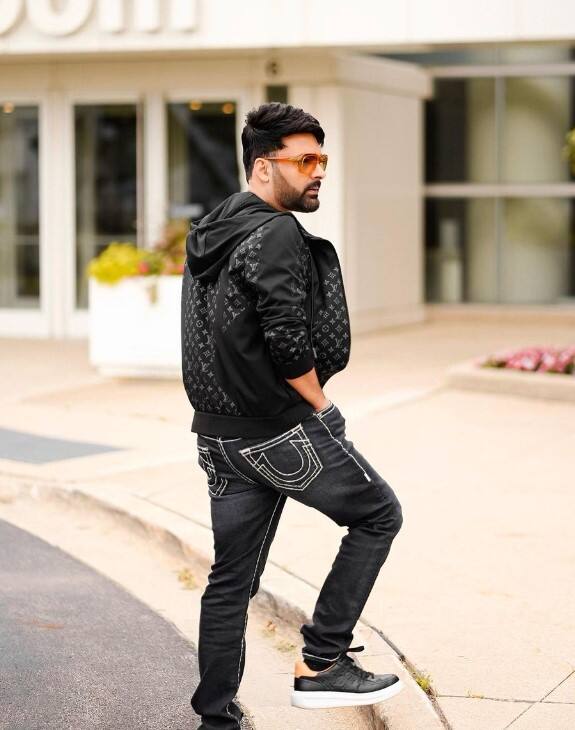 ਅੱਜ ਕਪਿਲ ਸ਼ਰਮਾ ਕੋਲ ਸਭ ਕੁਝ ਹੈ - ਨਾਮ, ਪ੍ਰਸਿੱਧੀ ਅਤੇ ਦੌਲਤ। ਆਲੀਸ਼ਾਨ ਘਰ, ਮਹਿੰਗੀਆਂ ਕਾਰਾਂ ਦਾ ਭੰਡਾਰ ਅਤੇ ਅਣਗਿਣਤ ਦਰਸ਼ਕਾਂ ਦਾ ਪਿਆਰ। ਪਰ ਇੱਕ ਸਮਾਂ ਅਜਿਹਾ ਵੀ ਸੀ ਜਦੋਂ ਉਸ ਨੂੰ ਲੋਕਲ ਟਰੇਨਾਂ ਰਾਹੀਂ ਸਫ਼ਰ ਕਰਨਾ ਪੈਂਦਾ ਸੀ।