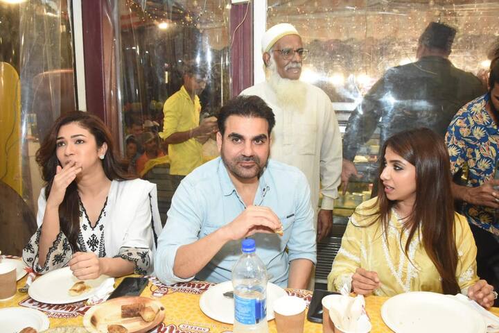 इस इफ्तार पार्टी में अरबाज खान और शूरा खान एकसाथ बैठे हुए नजर आए. वहीं उनके साथ टीवी एक्ट्रेस रिद्धिमा पंडित भी नजर आई.