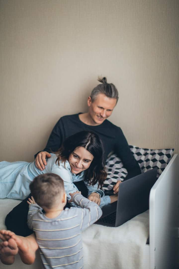 अशा प्रकारचा दर्जेदार वेळ त्यांच्यासाठी खूप मौल्यवान आहे आणि त्यांच्या विकासालाही हातभार लावतो. त्यामुळे तुमच्या व्यस्त वेळापत्रकातून थोडा वेळ काढून त्यांच्यासोबत घालवायला विसरू नका. [Photo Credit : Pexel.com]