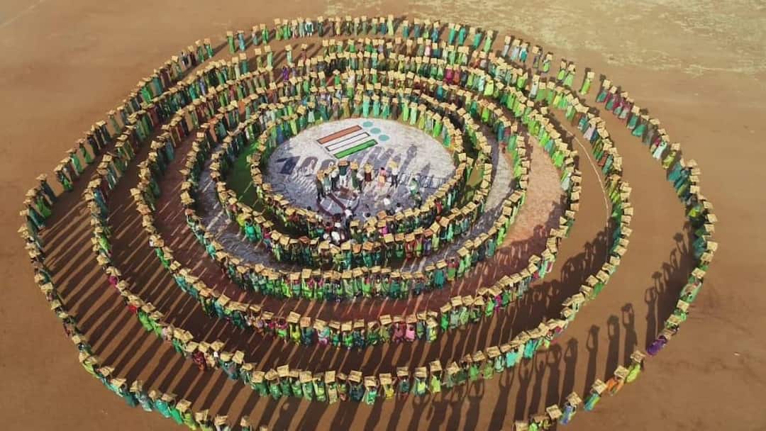 Lok Sabha Elections 2024: மதுரையில் பிரமாண்டமான தேர்தல் விழிப்புணர்வு ஓவியம் Lok Sabha Election 2024 huge election awareness painting was displayed in Madurai - TNN Lok Sabha Elections 2024: மதுரையில் பிரமாண்டமான தேர்தல் விழிப்புணர்வு ஓவியம்