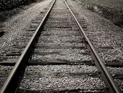 રેલવે ટ્રેક પર કેમ પડ્યા હોય છે મોટા મોટા પથ્થરો, જાણો શું છે આ પાછળનું સાયન્સ?