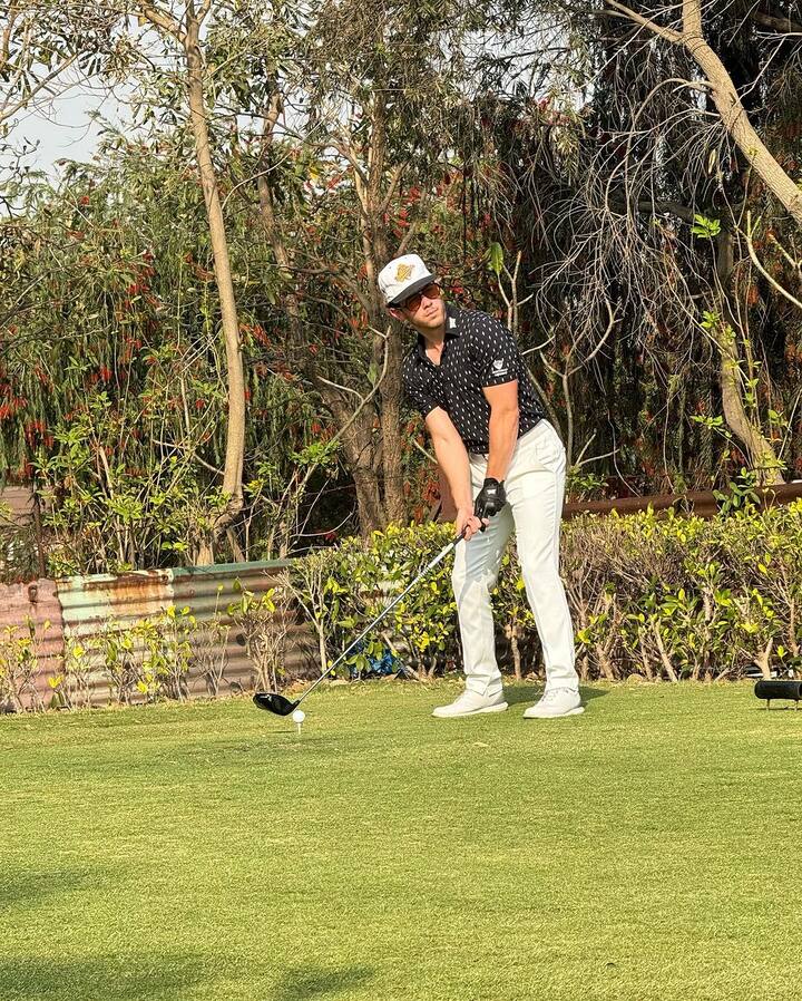 மாலை வெயிலில் கோல்ஃப் விளையாடும் புகைப்படம்