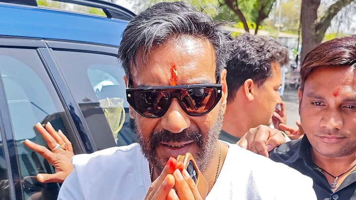 অজয় দেবগণ তাঁর আসল নাম নয়। তাঁর জন্মের পর নাম রাখা হয়েছিল বিশাল বীরু দেবগণ। ফিল্ম ইন্ডাস্ট্রিতে পা রাখার আগে নাম বদলের সিদ্ধান্ত নেন তিনি। সেই থেকে তাঁর নাম অজয়।