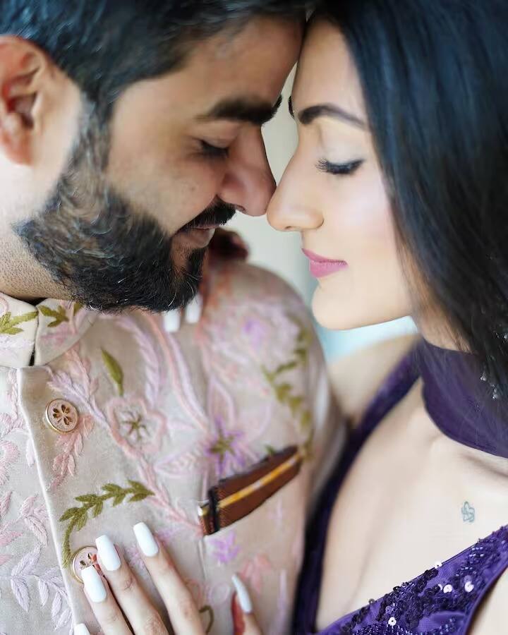 ਇਨ੍ਹੀਂ ਦਿਨੀਂ ਬਾਲੀਵੁੱਡ 'ਚ ਵਿਆਹਾਂ ਦਾ ਦੌਰ ਚੱਲ ਰਿਹਾ ਹੈ। ਹਾਲ ਹੀ 'ਚ ਪ੍ਰਿਯੰਕਾ ਚੋਪੜਾ ਦੇ ਭਰਾ ਸਿਧਾਰਥ ਚੋਪੜਾ ਨੇ ਆਪਣੀ ਪ੍ਰੇਮਿਕਾ ਨੀਲਮ ਉਪਾਧਿਆਏ ਨਾਲ ਰੋਕਾ ਕਰ ਲਿਆ ਹੈ। ਜੋੜੇ ਨੇ ਸੋਸ਼ਲ ਮੀਡੀਆ 'ਤੇ ਤਸਵੀਰਾਂ ਸ਼ੇਅਰ ਕੀਤੀਆਂ ਹਨ।