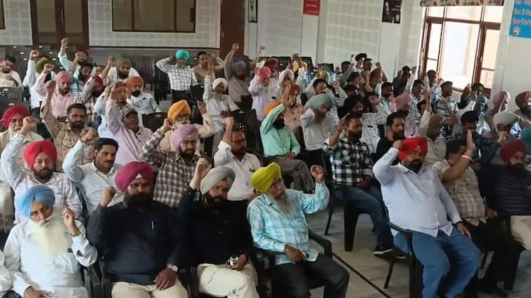 bijli mulazam ekta manch protest against punjab government in barnala Punjab news: ਬਿਜਲੀ ਮੁਲਾਜ਼ਮ ਏਕਤਾਂ ਮੰਚ ਨੇ ਪੰਜਾਬ ਸਰਕਾਰ ਖ਼ਿਲਾਫ਼ ਖੋਲ੍ਹਿਆ ਮੋਰਚਾ, ਦਿੱਤੀ ਚੇਤਾਵਨੀ