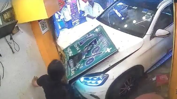 6 people got injured after a speeding car rammed into a Kachori shop on Delhi's Rajpur Road on March 31 - Shocking Video Shocking Video: சமோசா கடைக்குள் புகுந்த கார்.. தூக்கி வீசப்பட்ட நபர்கள்.. வெளியான அதிர்ச்சி காட்சிகள்..!