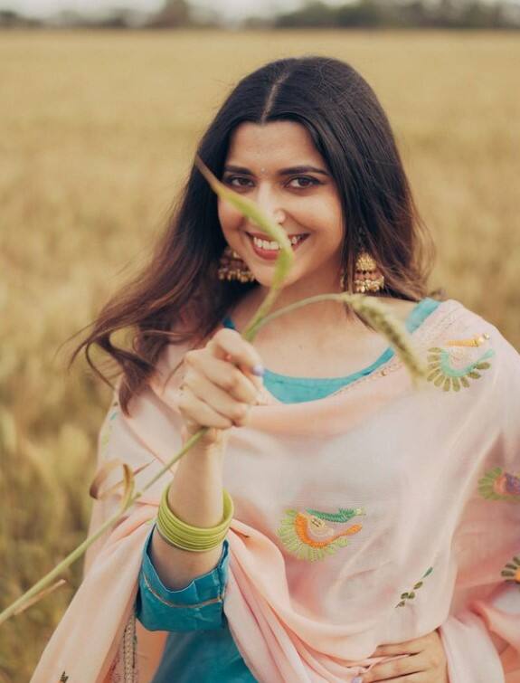 ਵਰਕਫਰੰਟ ਦੀ ਗੱਲ ਕਰਿਏ ਤਾਂ ਨਿਮਰਤ ਖਹਿਰਾ ਪੰਜਾਬੀ ਇੰਡਸਟਰੀ ਵਿੱਚ ਨਾ ਸਿਰਫ ਆਪਣੇ ਗੀਤਾਂ ਬਲਕਿ ਅਦਾਕਾਰੀ ਨਾਲ ਵੀ ਵਾਹੋ-ਵਾਹੀ ਖੱਟ ਰਹੀ ਹੈ।