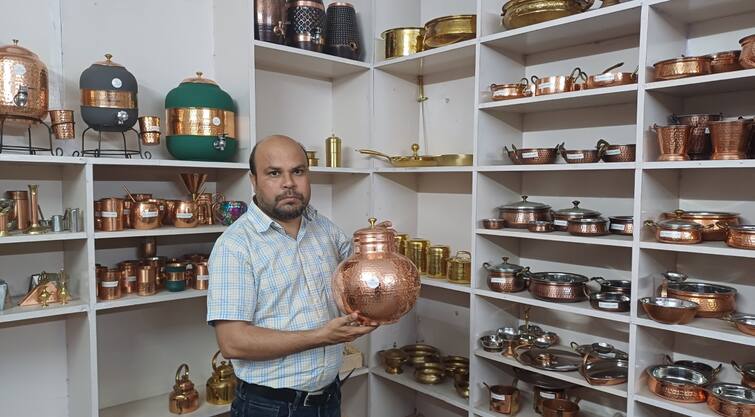 Aligarh News atif ur rehman making copper utensils and Many families run ann Aligarh News: अलीगढ़ के आतिफ तांबे के बर्तन बनाकर चलाते हैं कई परिवार, विदेशों में भी डिमांड