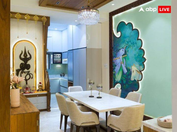 वास्तु के मुताबिक, डाइनिंग टेबल को कभी भी दक्षिण (South) या दक्षिण-पश्चिम (South-West) दिशा में नहीं रखना चाहिए. दक्षिण (South) दिशा की ओर मुंह करके खाने से रोग आते हैं और झगड़े बढ़ते हैं. साथ ही डाइनिंग हमेशा खुली जगह पर होनी चाहिए.