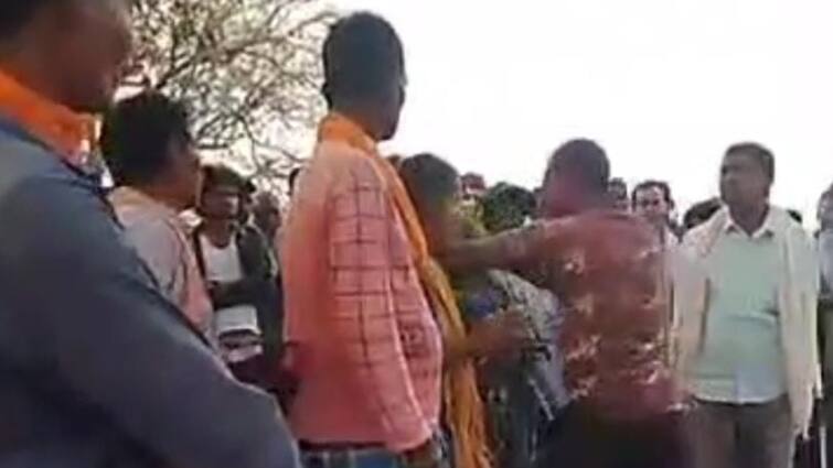 Bastar Tribals Villagers Beat Policeman During Traditional Game Cock Fighting Video Viral in Chhattisgarh ANN बस्तर में चल रहा था मुर्गे की लड़ाई का खेल, अचानक हेड कांस्टेबल पर भड़के लोग और कर दी पिटाई