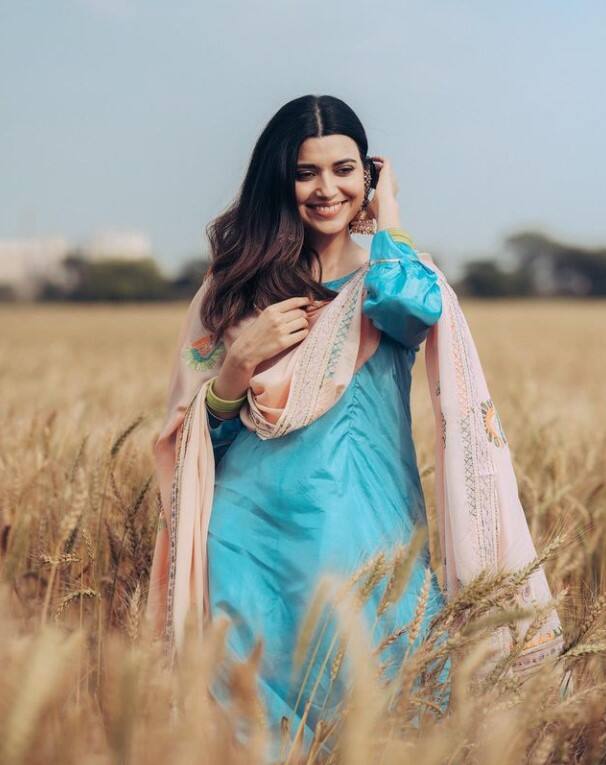 ਇਨ੍ਹਾਂ ਤਸਵੀਰਾਂ ਵਿੱਚ ਨਿਮਰਤ ਨੇ ਪ੍ਰੀਤ ਹਰਪਾਲ ਦਾ ਗੀਤ ਅੱਤ ਗੋਰਿਏ ਗੀਤ ਲਗਾਇਆ ਹੈ। ਗਾਇਕਾ ਦੀਆਂ ਅਦਾਵਾਂ ਫੈਨਜ਼ ਦਾ ਧਿਆਨ ਆਪਣੇ ਵੱਲ ਖਿੱਚ ਰਹੀਆਂ ਹਨ।