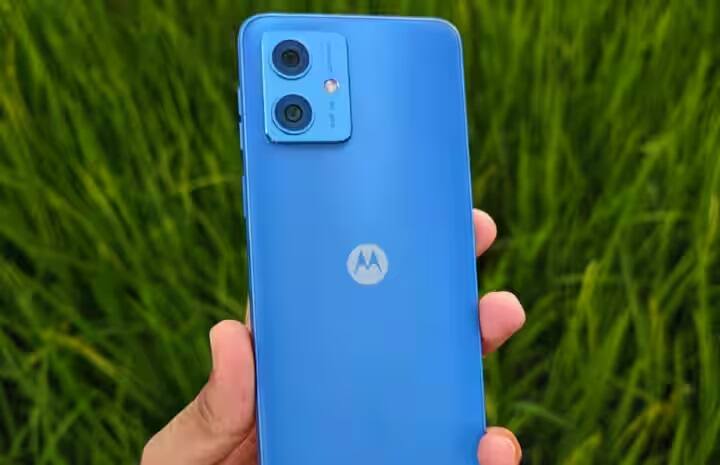 આગળનો ફોન Moto G54 5G છે, જે 8 GB રેમ અને 128 GB સ્ટોરેજ વેરિઅન્ટમાં ઉપલબ્ધ છે. કલર ઓપ્શનની વાત કરીએ તો તમને તે મિડનાઈટ બ્લુ, મિન્ટ ગ્રીન કલર ઓપ્શનમાં મળશે. તમે આ ફોનને 14 હજાર 999 રૂપિયામાં ખરીદી શકો છો.