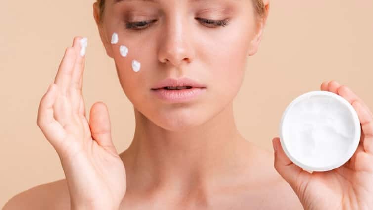 Tips to keep your skin hyderated in summers apart from moisturizer Summer Skincare: गर्मियों में स्किन को हाइड्रेटेड रखने के लिए केवल मॉइश्चराइजर नहीं होगा काफी, ऐसे रखें ख्याल