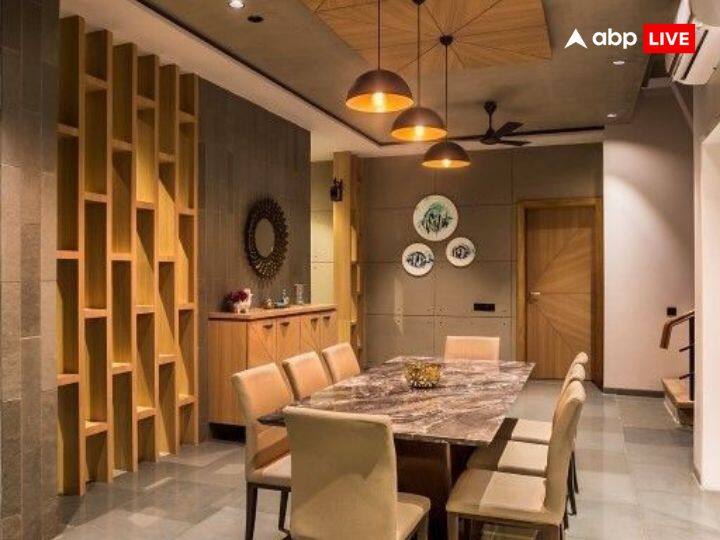 डाइनिंग को कभी भी घर के मेन के गेट के पास नहीं होना चाहिए, मुख्य द्वार या गेट के पास डाइनिंग को बिलकुल भी ना रखें. इसको शुभ नहीं माना जाता है.