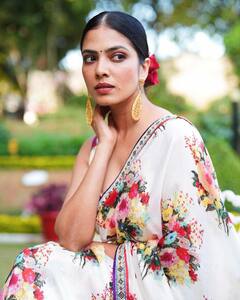 Malavika Mohanan Saree Photos: షిఫాన్ శారీలో మాళవిక - కొప్పులో గులాబీలు, చీరపై పువ్వులు... సమ్మర్ స్టైల్ చూశారా?