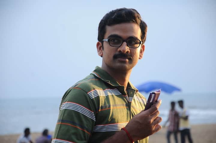 பின்னர் அசோக் செல்வன், பிரியா ஆனந்தை வைத்து கூட்டத்தில் ஒருவன் படத்தை எடுத்து இயக்குநராக அறிமுகமானார்
