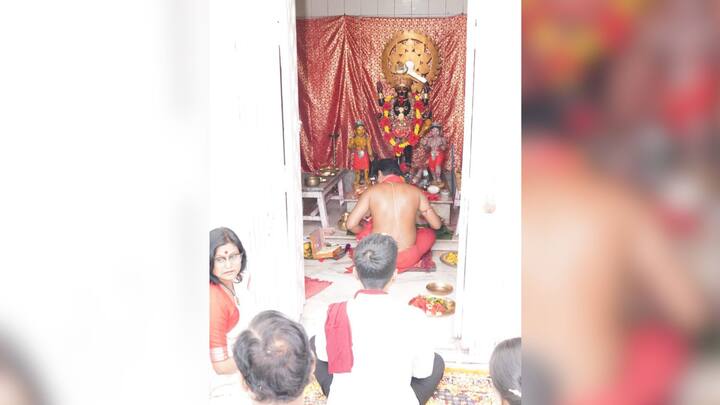 সকাল ৯টায় মন্দিরের দরজা খোলে। রাত ৮টা নাগাদ বন্ধ করে দেওয়া হয় দরজা। মন্দিরে প্রবেশ করতে কোনও টাকা দিতে হয় না। তবে ভোগ খেতে কুপন কাটতে হয় টাকার বিনিময়ে। ছবি: তৃণমূলের সোশ্যাল মিডিয়া অ্যাকাউন্ট থেকে সংগৃহীত।