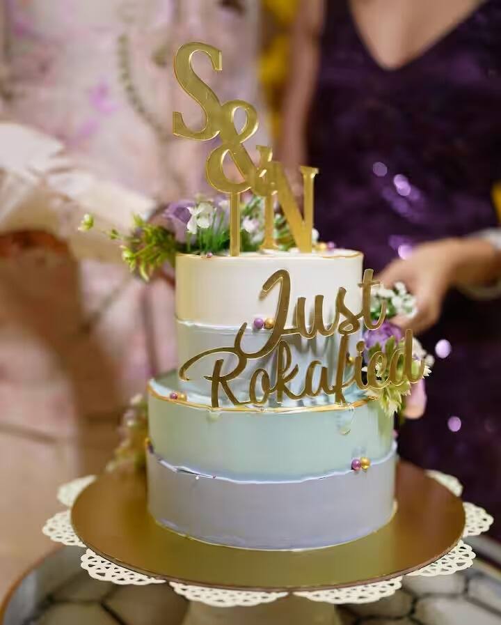 ਰੋਕਾ ਸਮਾਰੋਹ ਦੀਆਂ ਸਾਹਮਣੇ ਆਈਆਂ ਤਸਵੀਰਾਂ 'ਚ ਜੋੜੇ ਨੇ ਕੇਕ ਦੀ ਫੋਟੋ ਵੀ ਪੋਸਟ ਕੀਤੀ ਹੈ, ਕੇਕ 'ਤੇ Rokafied ਲਿਖਿਆ ਹੋਇਆ ਹੈ। ਇਸ ਦੇ ਨਾਲ ਹੀ ਭੈਣ ਪ੍ਰਿਅੰਕਾ ਨੇ ਵੀ ਆਪਣੀਆਂ ਤਸਵੀਰਾਂ ਸ਼ੇਅਰ ਕਰਕੇ ਆਪਣੇ ਭਰਾ ਅਤੇ ਉਸ ਦੀ ਨਵੀਂ ਭਾਬੀ ਨੂੰ ਵਧਾਈ ਦਿੱਤੀ ਹੈ।