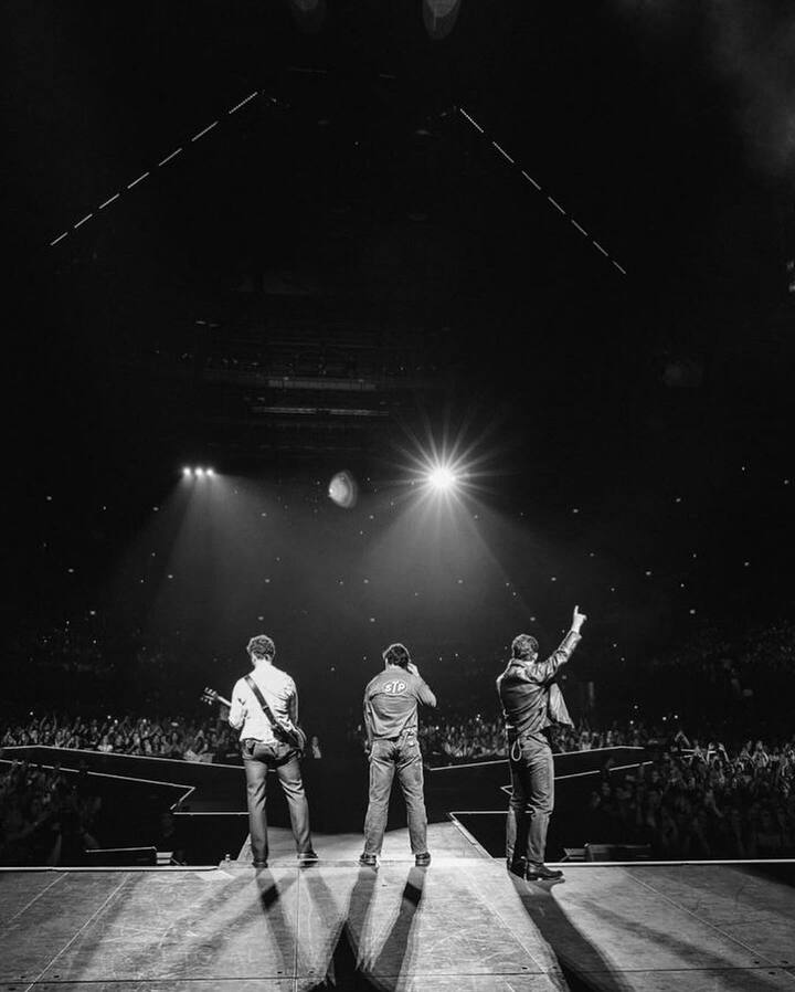 ரசிகர்களுக்கு மத்தியில் மியூசிக் கான்சர்ட்டில் நின் ஜோனஸ் புகைப்படம்