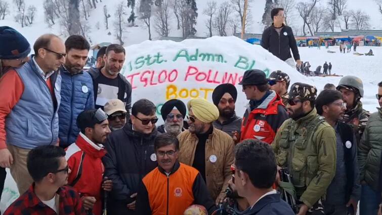 गुलमर्ग की बर्फीली चोटियों पर मतदाता जागरूकता कार्यक्रम, डीसी बारामूला ने किया ये आह्वान