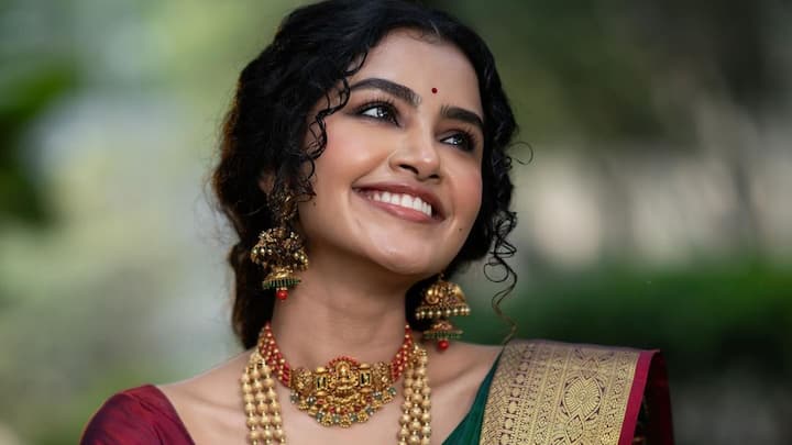 Anupama Parameswaran Photos : హీరోయిన్ అనుపమ పరమేశ్వరన్ తన లేటెస్ట్ ఫోటోలను సోషల్ మీడియాలో షేర్ చేసింది. పూర్తిగా ట్రెడీషనల్​ లుక్​లో ఉన్న భామను చూసి అభిమానులు మరోసారి ఫిదా అయ్యారు.