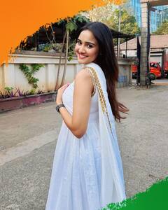 टीवी एक्ट्रेस आशी सिंह ने सपनों की नगरी मुंबई में खरीदा नया घर, परिवार संग किया गृह प्रवेश