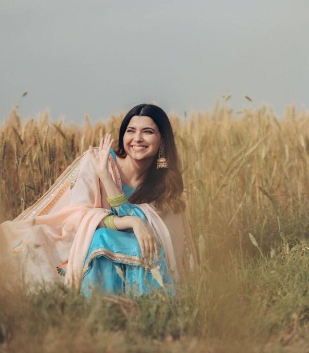 ਇਨ੍ਹਾਂ ਤਸਵੀਰਾਂ ਵਿੱਚ ਨਿਰਮਤ ਦੀ ਖੁਸ਼ੀ ਸਾਫ ਝਲਕ ਰਹੀ ਹੈ। ਨਿੰਮੋ ਦੀਆਂ ਤਸਵੀਰਾਂ ਉੱਪਰ ਪ੍ਰਸ਼ੰਸਕ ਵੀ ਲਗਾਤਾਰ ਕਮੈਂਟ ਕਰ ਰਹੇ ਹਨ।