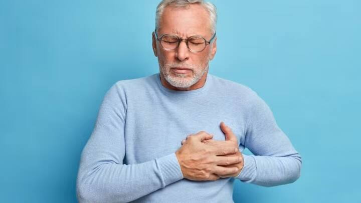 હાર્ટ એટેકની સમસ્યા આજકાલ મોટી સમસ્યા બની ગઈ છે. પહેલા વૃદ્ધોને હાર્ટ એટેક આવતા હતા, પરંતુ આજકાલ કોઈપણ ઉંમરના લોકો હાર્ટ એટેકનો શિકાર બને છે.