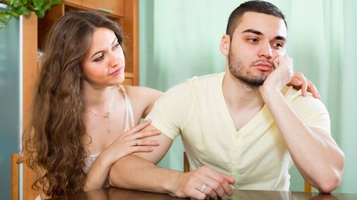 सबसे आसान और मजेदार तरीका है किचन में साथ मिलकर खाना बनाना. एक-दूसरे के साथ समय बिताने के विभिन्न तरीके खोजें. जो रिश्ते का उत्साह और प्रेम बनाए रखता हैं.