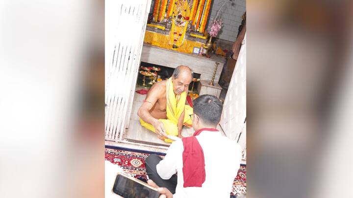 মদনমোহন মন্দিরের রাস উৎসব ঘিরেও বাড়তি আবেগ দেখা যায়। উল্টোরথে মাসির বাড়ি থেকে ফিরে চার মাস শয়ন করেন মদনমোহন। তার পর স্নানপর্ব সারা হয়। হয় বিশেষ পুজো। কোচবিহারের সেই প্রাণের ঠাকুরের দ্বারেই এদিন দেখা গেল অভিষেককে। ছবি: তৃণমূলের সোশ্যাল মিডিয়া অ্যাকাউন্ট থেকে সংগৃহীত।