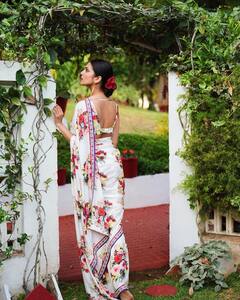 Malavika Mohanan Saree Photos: షిఫాన్ శారీలో మాళవిక - కొప్పులో గులాబీలు, చీరపై పువ్వులు... సమ్మర్ స్టైల్ చూశారా?