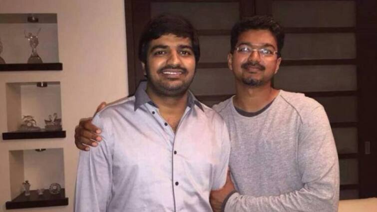 Actor Sathish Talks about ThalapathY vijay Movie title secret Thalapathy Vijay: அஜித்துக்கு “V” எழுத்து ராசி.. அப்ப விஜய்க்கு எந்த எழுத்து ராசி தெரியுமா?