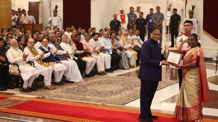Congress leader mallikarjun kharge Not Clapping For Narasimha Rao's Bharat Ratna Are False Fact Check: நரசிம்ம ராவுக்கு பாரத ரத்னா; விழாவில் காங்கிரஸ் தலைவர் கார்கே கைதட்டவில்லையா - உண்மை என்ன?