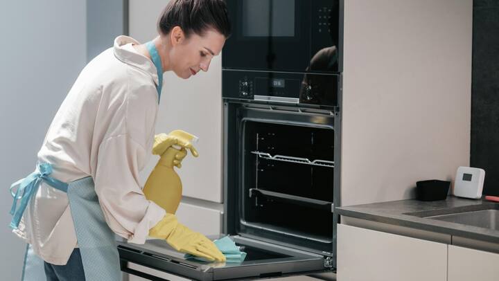 नींबू का इस्तेमाल करें: एक कटोरी में पानी भरें और उसमें नींबू के कुछ टुकड़े डालें. इसे माइक्रोवेव में उच्च तापमान पर 5 मिनट के लिए गरम करें. नींबू का भाप दागों को नरम कर देगा, जिससे साफ करना आसान हो जाएगा.