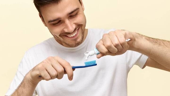 टीवी 9 भारतवर्ष में छपी रिपोर्ट के मुताबिक दांत पर जमी प्लाक या गंदगी को साफ करने के लिए जरूरी है कि हर रोज 3-4 मिनट तक ब्रश करना चाहिए. तभी दांतों पर जमी सख्त परत हट जाएगी.