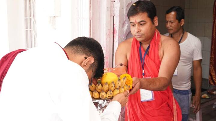 এর আগে, কোচবিহারে নব জোয়ার কর্মসূচিও নিয়ে গিয়েছিলেন অভিষেক। লোকসভা নির্বাচনের আগে ফের সেখানে তিনি। তাঁকে দেখতে এদিন ভিড় করেন প্রচুর মানুষ। ছবি: তৃণমূলের সোশ্যাল মিডিয়া অ্যাকাউন্ট থেকে সংগৃহীত।