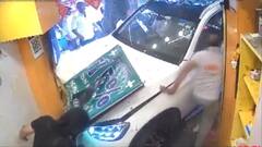 दिल्ली में कचौड़ी की दुकान में घुसी तेज रफ्तार कार, 6 लोग घायल, मची चीख-पुकार