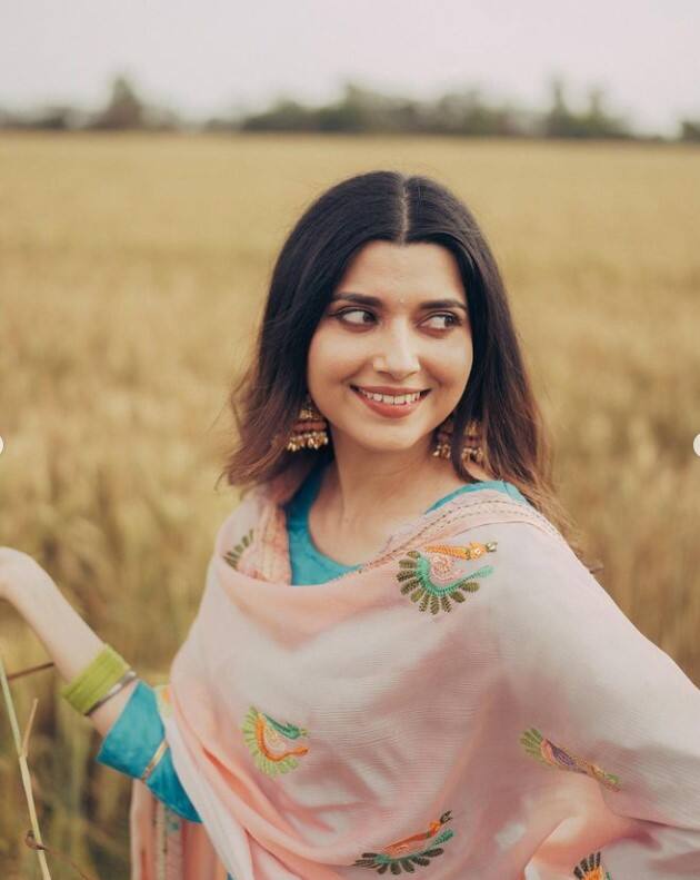 ਦਰਅਸਲ, ਇਨ੍ਹਾਂ ਤਸਵੀਰਾਂ ਵਿੱਚ ਨਿਮਰਤ ਵੱਲੋਂ ਰੋਮਾਂਟਿਕ ਗੀਤਾਂ ਦੇ ਨਾਲ ਆਪਣੀਆਂ ਕਈ ਸ਼ਾਨਦਾਰ ਤਸਵੀਰਾਂ ਸਾਂਝੀਆਂ ਕੀਤੀਆਂ ਹਨ।