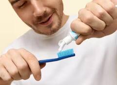 Health Tips: ਇਹ ਹੈ ਬੁਰਸ਼ ਕਰਨ ਦਾ ਸਹੀ ਤਰੀਕਾ, ਨਹੀਂ ਤਾਂ ਸਮੇਂ ਤੋਂ ਪਹਿਲਾਂ ਟੁੱਟ ਜਾਣਗੇ ਦੰਦ