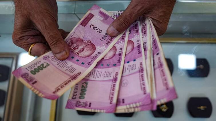 RBI says 97 perecentage of Rs 2,000 currency notes have returned to system Rs 2000 Notes: வங்கிக்கு திரும்பிய 2 ஆயிரம் நோட்டுகள் எத்தனை சதவீதம்? ஆர்.பி.ஐ. தந்த லேட்டஸ்ட் அப்டேட்!